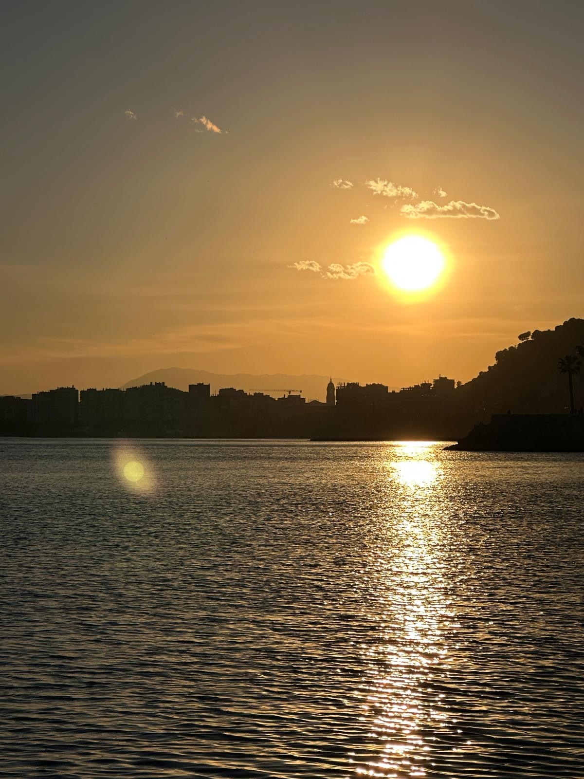 Atardecer sobre la bahía desde El Balneario