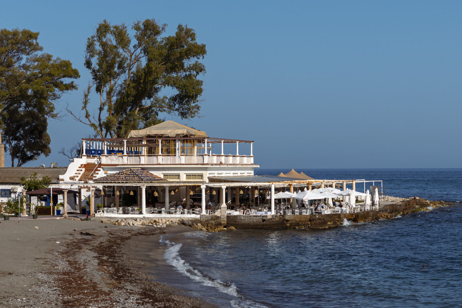 El Balneario de los Baños del Carmen visto desde la playa