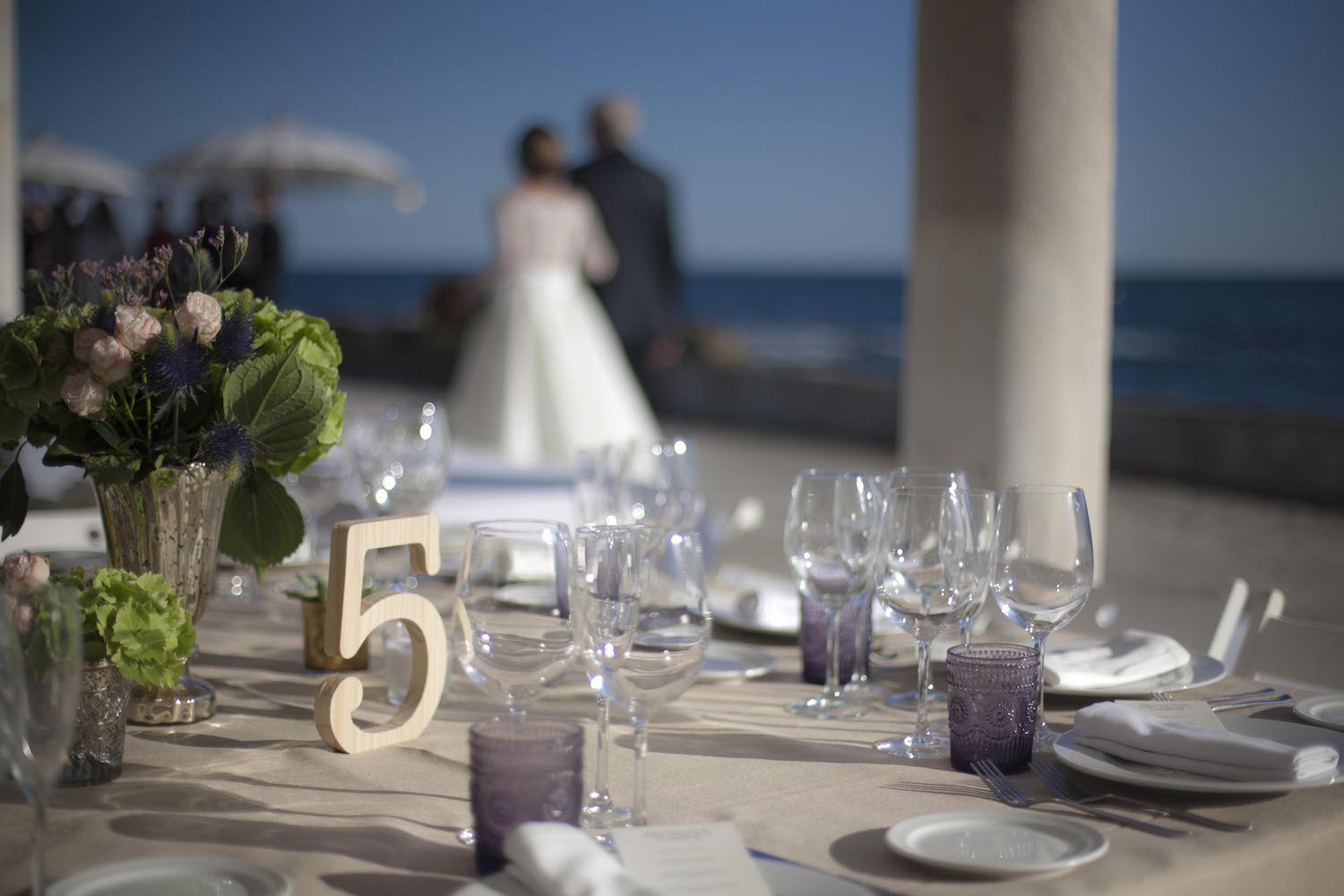 Novios frente al mar durante el banquete
