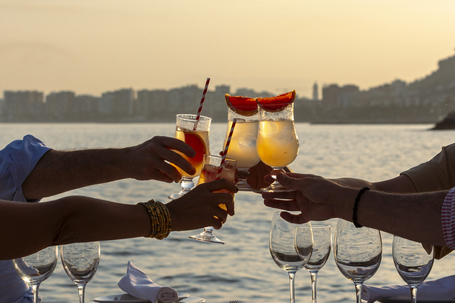 Brindis al atardecer frente al mar