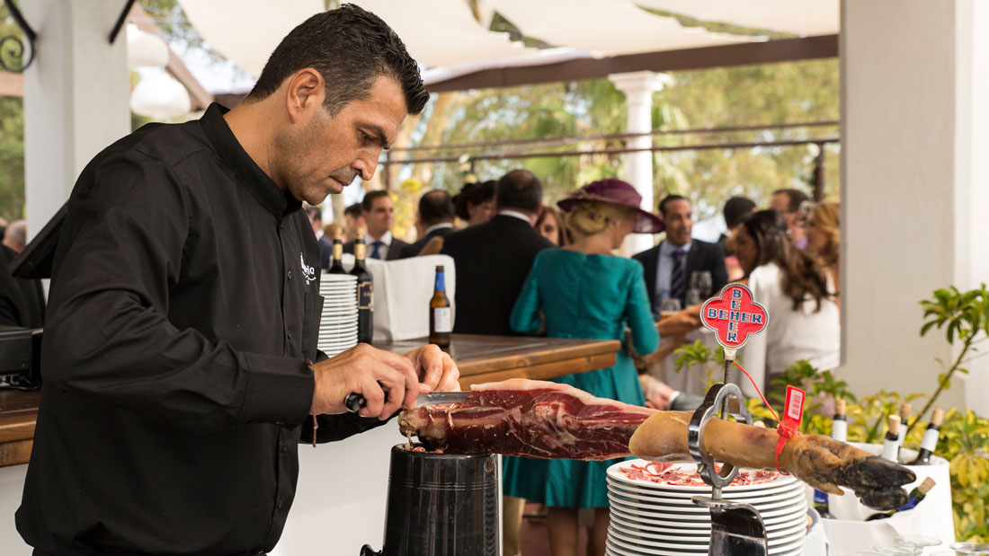 Corte de jamón durante un evento en El Balneario
