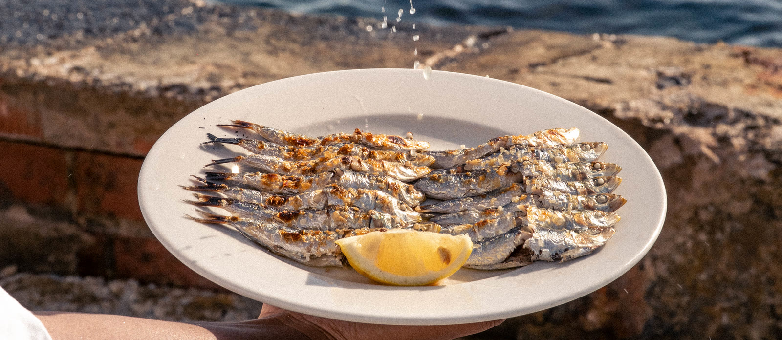 Espeto de sardinas con limón recién exprimido