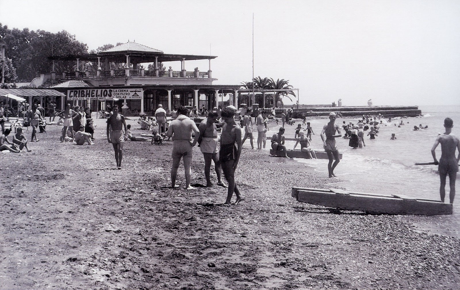 Los Baños del Carmen llenos de bañistas a mediados de siglo