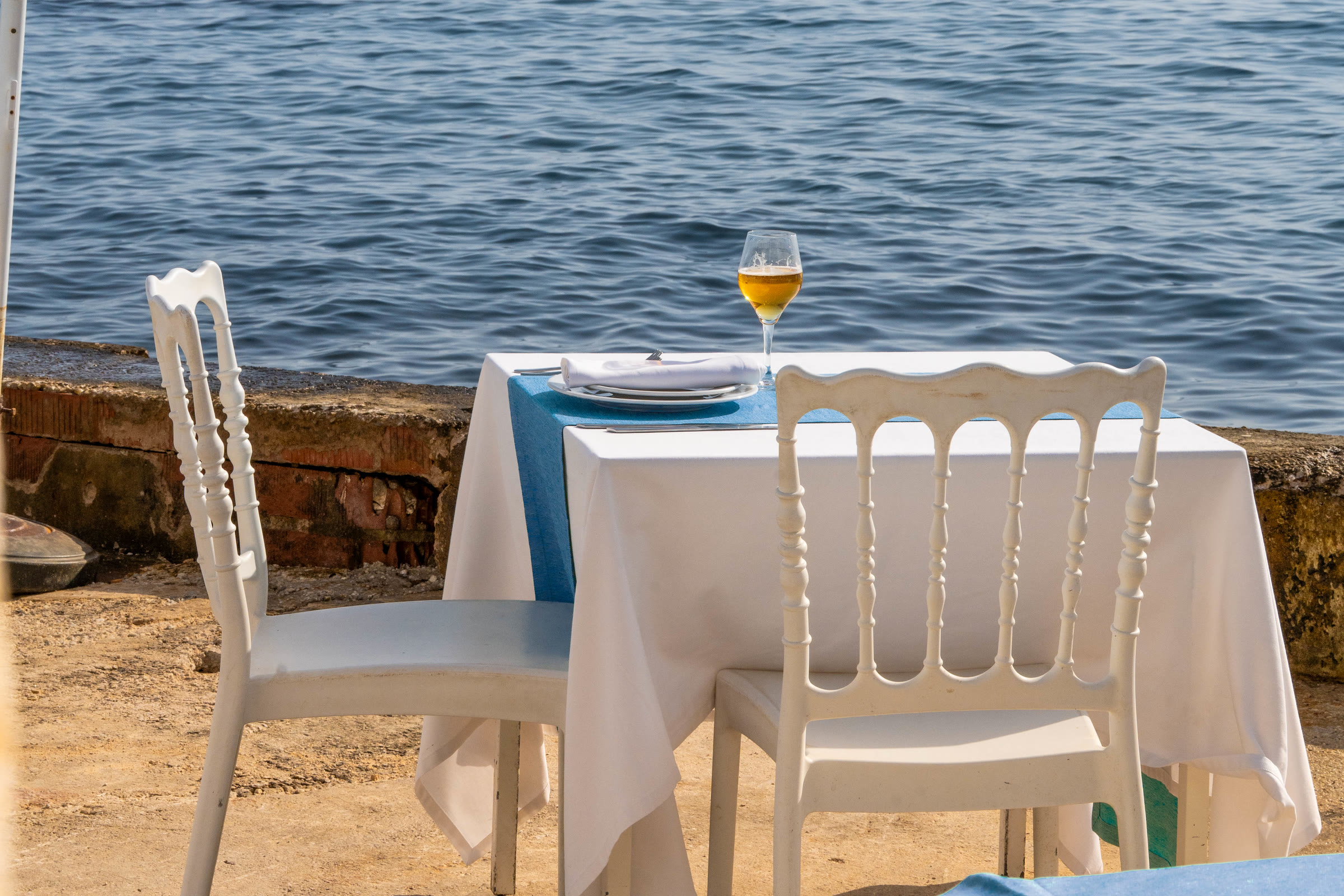Mesa montada en la terraza de El Balneario, frente al mar