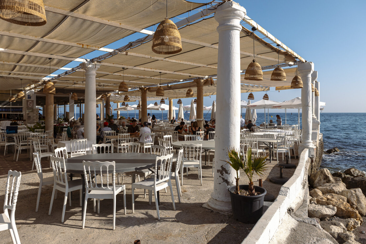 La terraza montada con la bahía de fondo